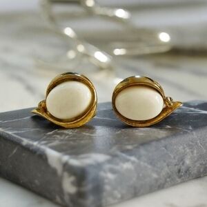 Vintage TRIFARI Oval Gold White Clip-On Earrings 1" Enamel Button Signed Good